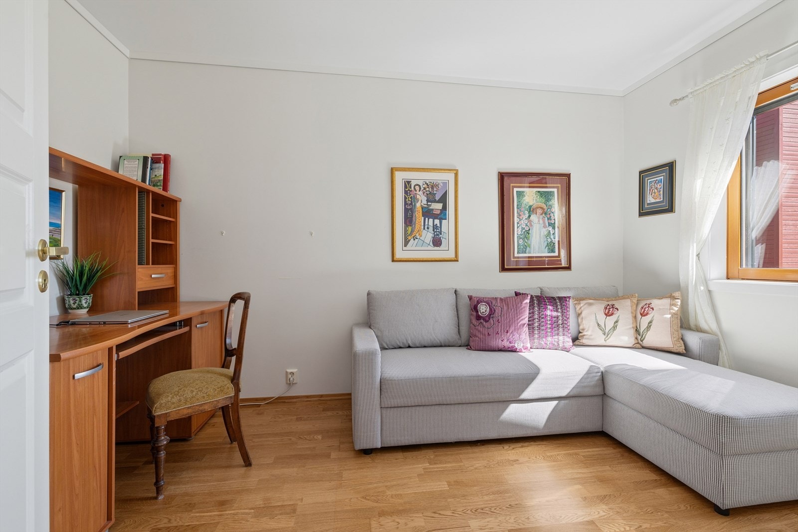 Gjesteværelset har også god størrelse og møbleres enkelt med både sovesofa og hjemmekontor Galleribilde