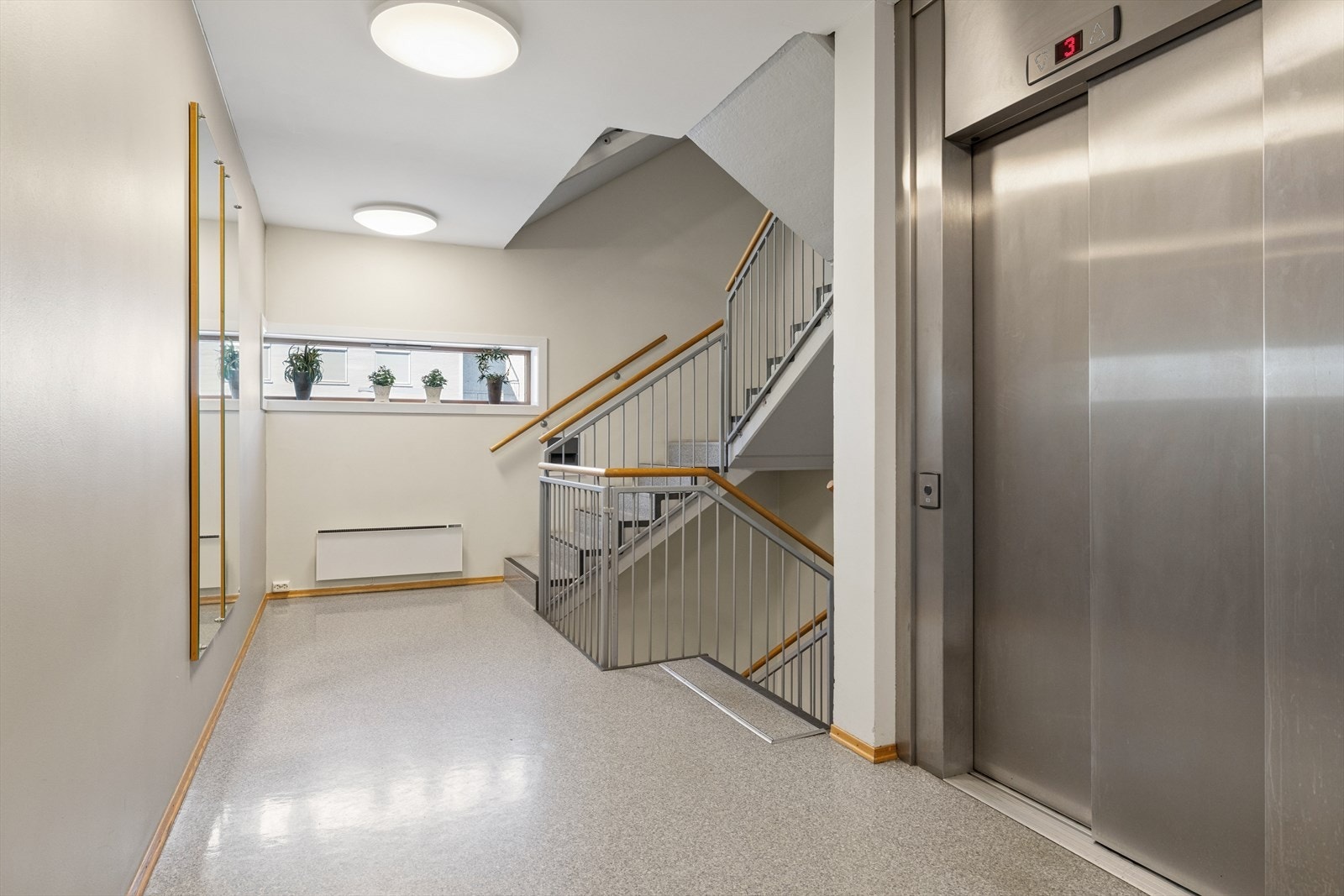 Her kommer man inn og kan ta heisen opp til 2.etasje Galleribilde