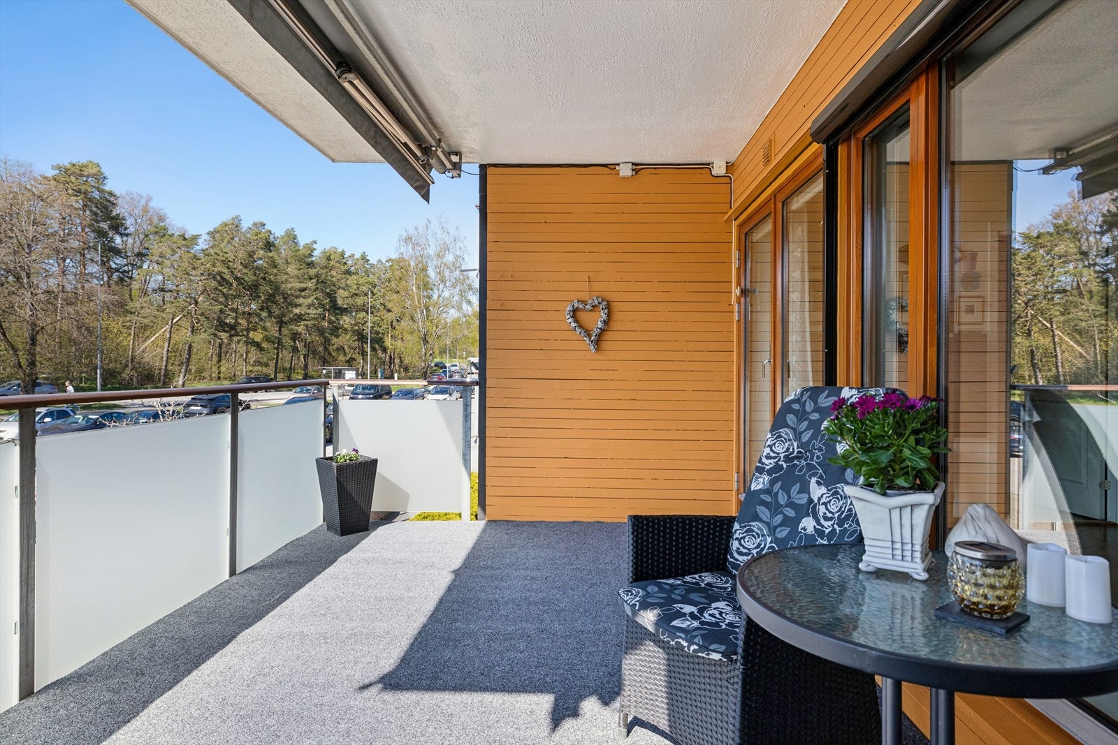 Fra stue kommer man ut på herlig vestvendt terrasse - denne er overbygget slik at man sitter tørt selv om det kommer en liten sommerskur Galleribilde