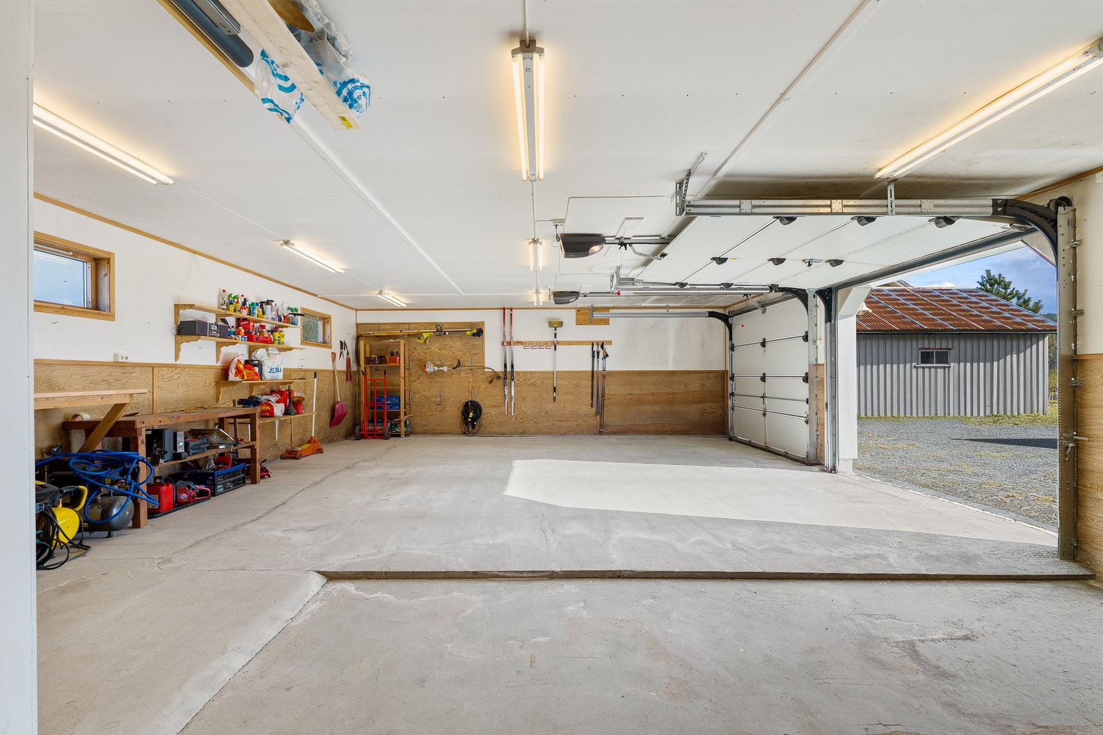 Her er det god plass til hobbyvirksomhet. Til venstre i bildet er det inngang til en isolert bod. Galleribilde