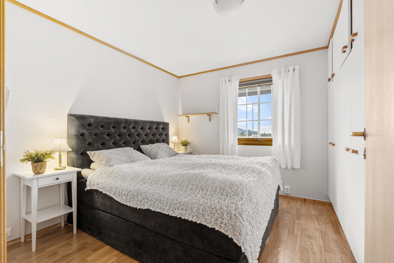Hovedsoverom med garderobeskap Galleribilde