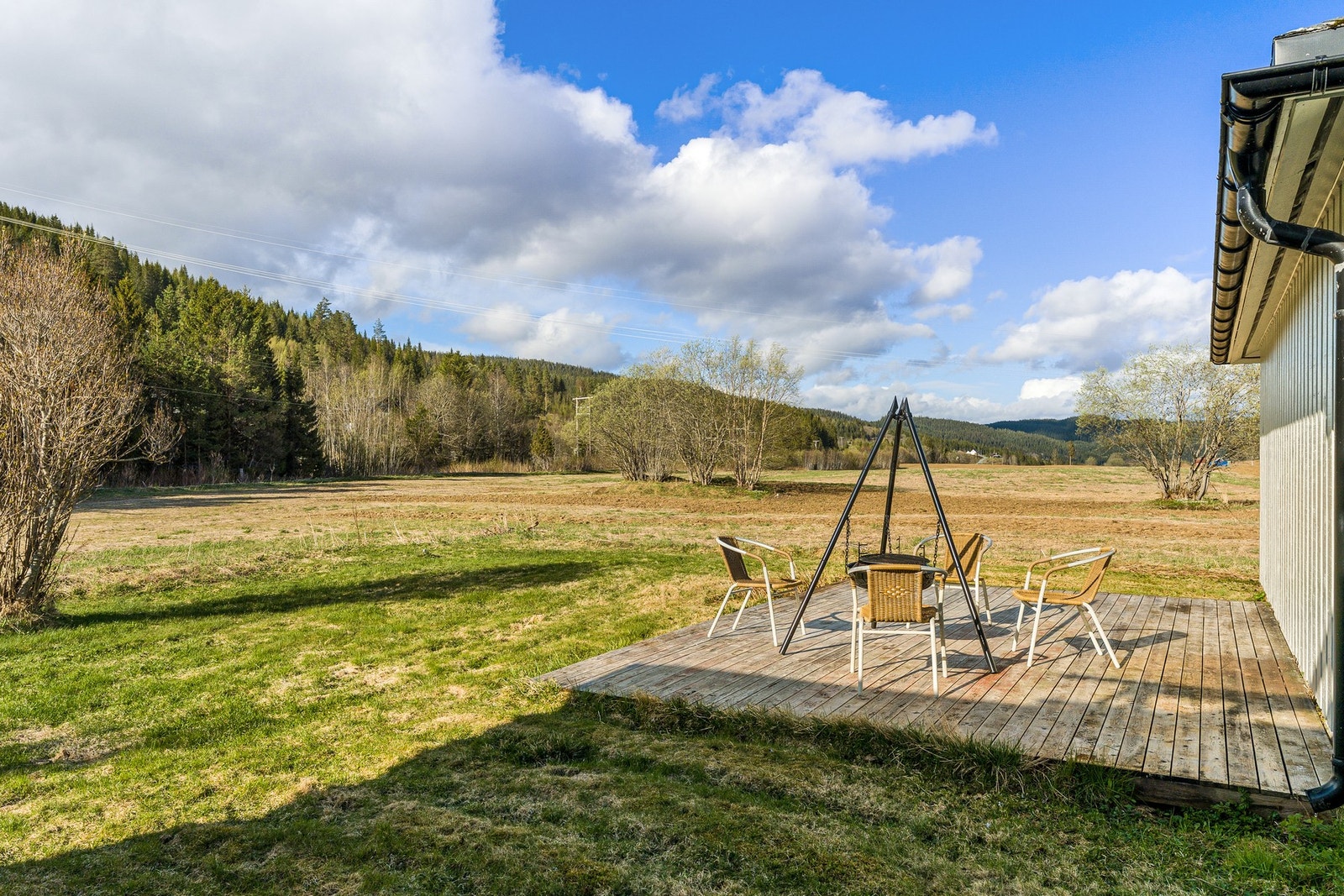 Romslig markterrasse mot åkeren Galleribilde