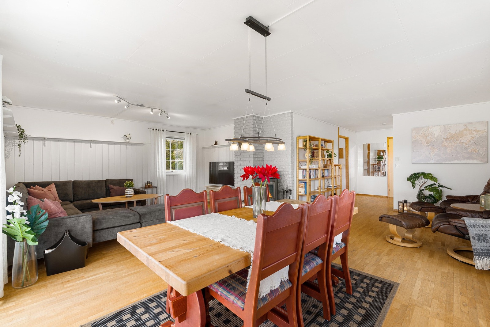 Velkommen inn til en romslig stue Galleribilde