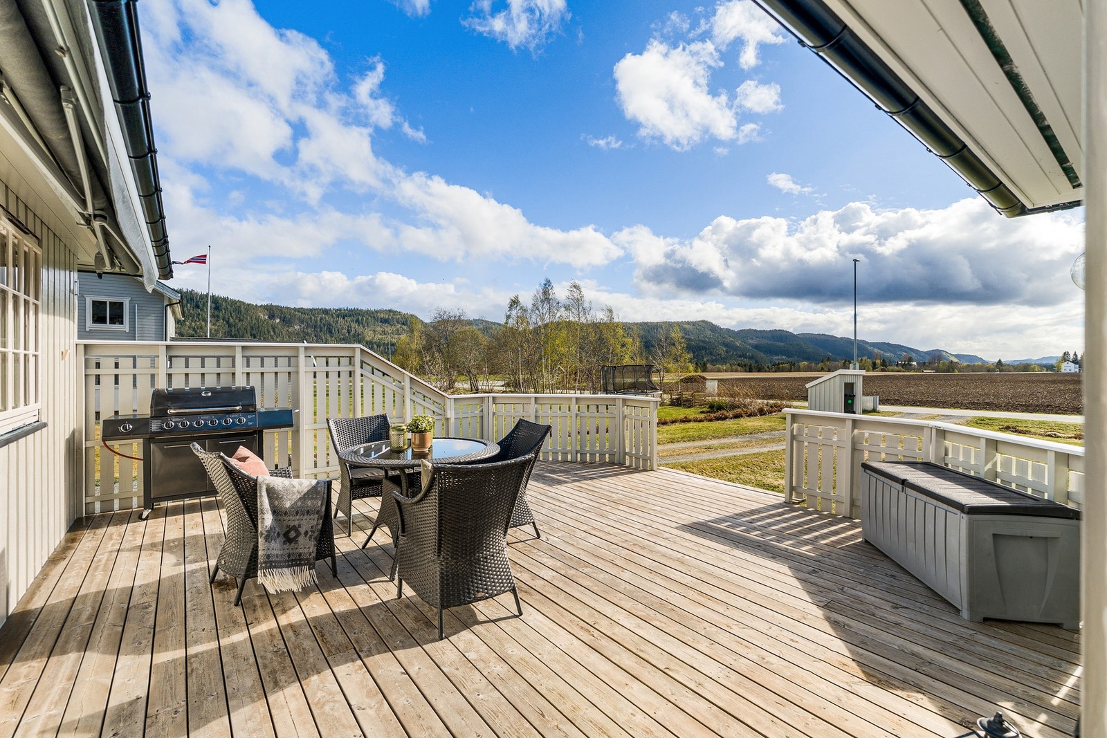 Flott terrasse med god plass til større selskap Galleribilde