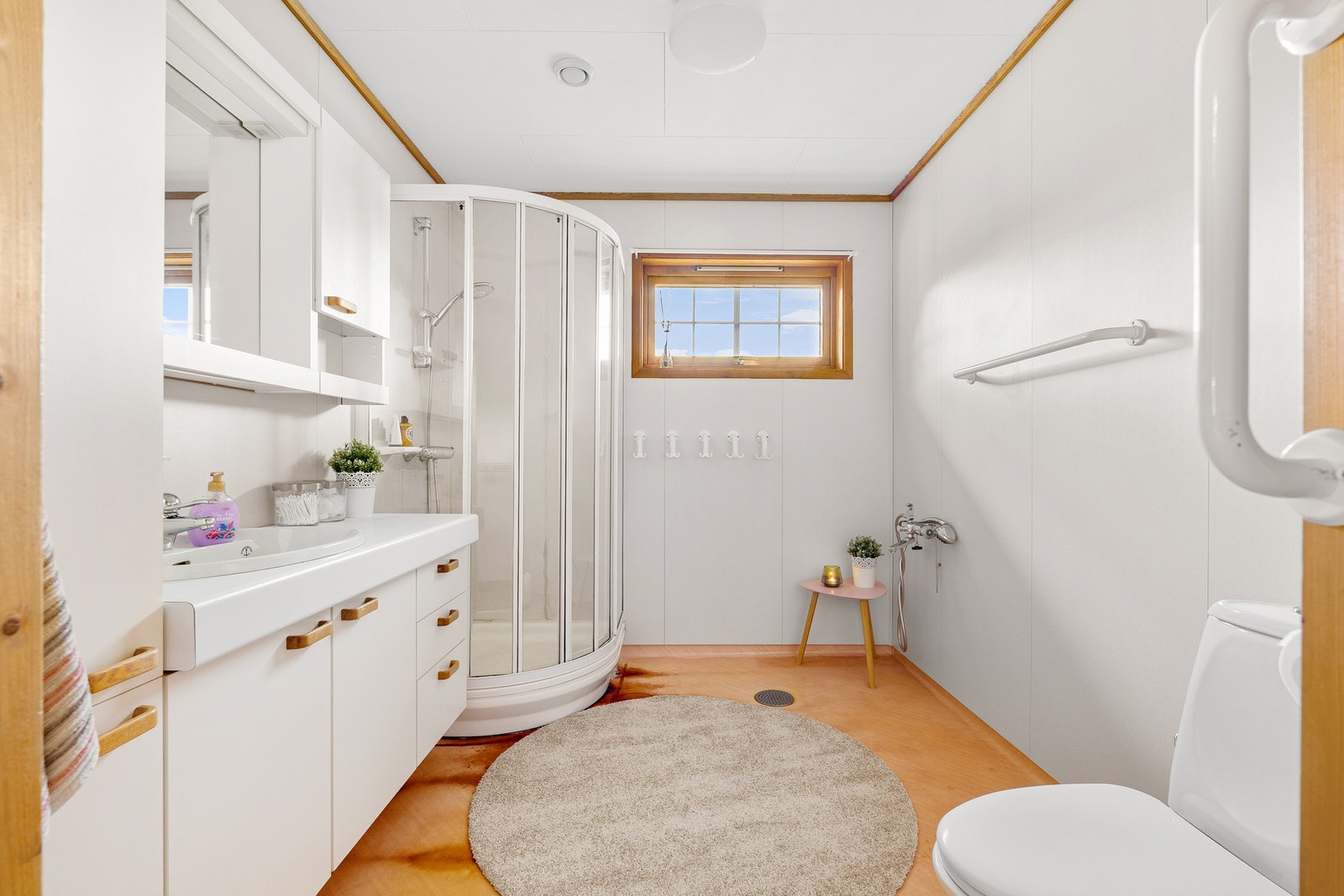 Badet er modent for oppussing/renovering, men er fortsatt funksjonelt Galleribilde