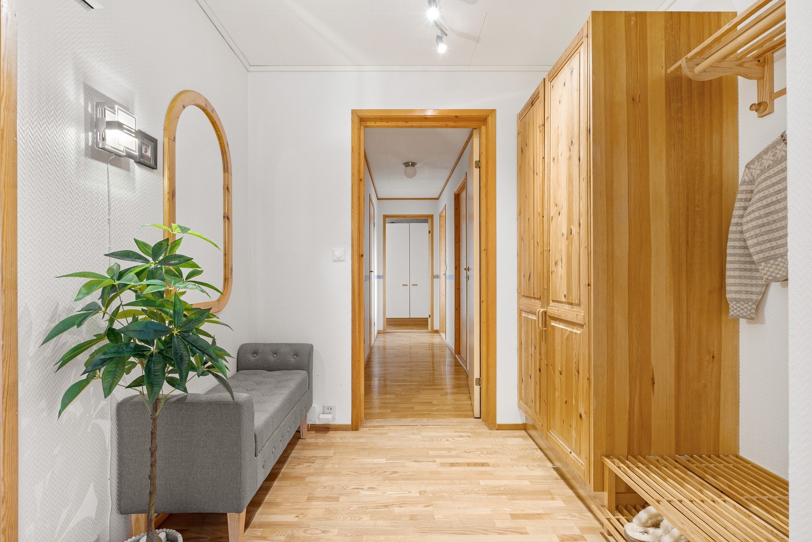 Videre inne i 1.etasje har man en fin gang med garderobeskapsløsning mot soverommene Galleribilde