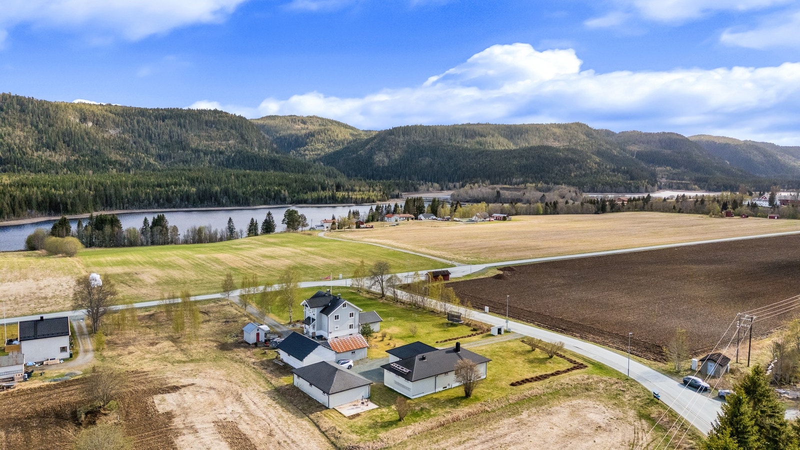 Eiendommen ligger med en idyllisk beliggenhet omringet av natur, Selbusjøen og landbruk Galleribilde