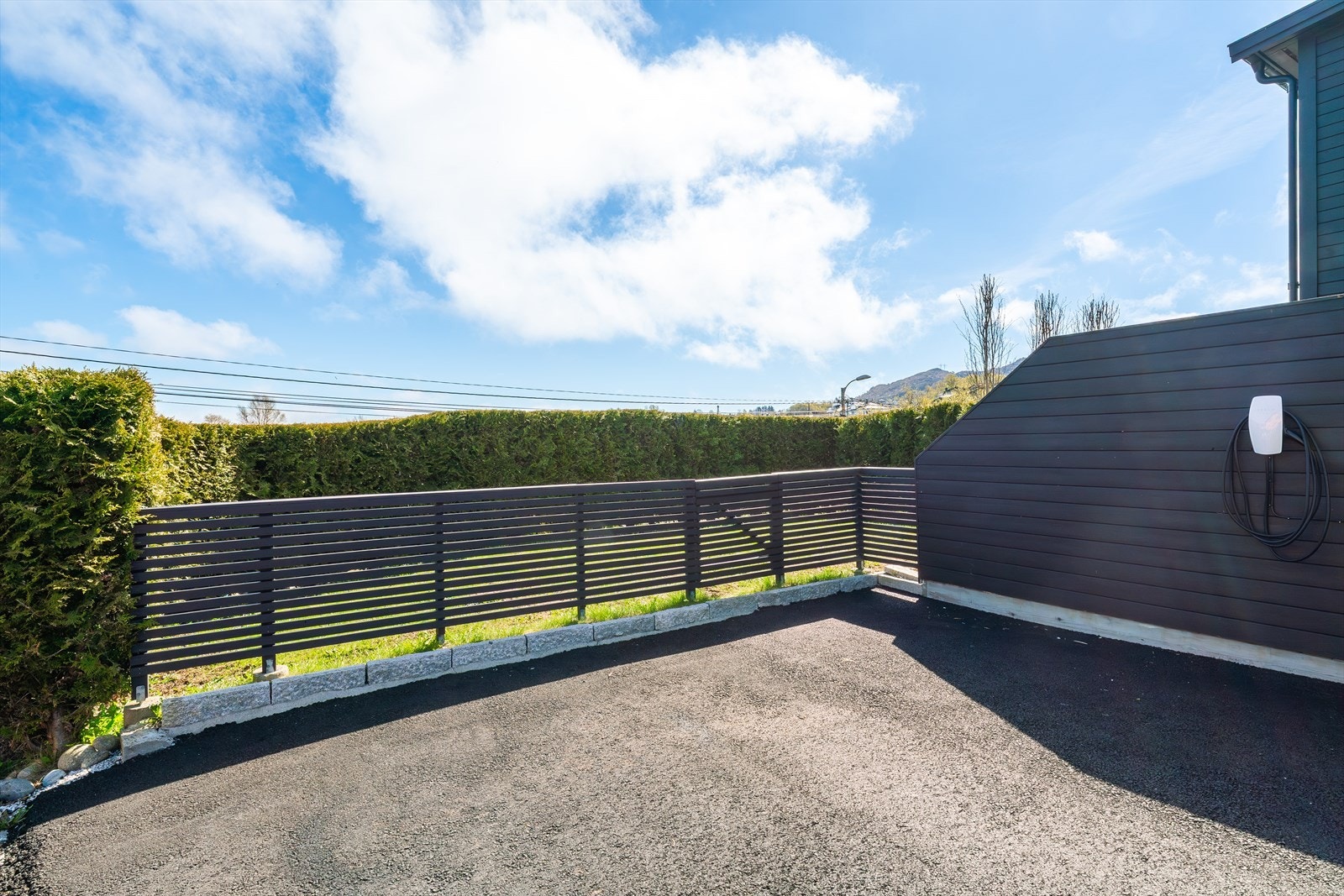 - Boligen disponerer parkering like utenfor egen inngangsdør, med elbil-lader - Galleribilde