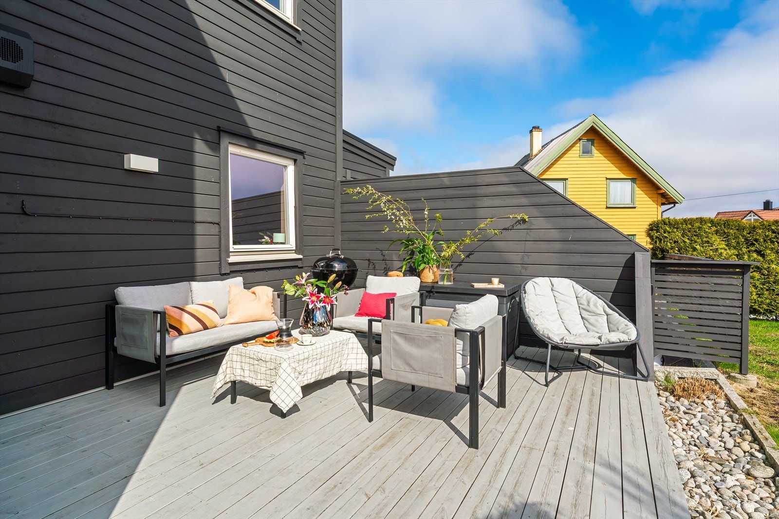 - Herlig markterrasse på hele 25m² med videre tilkomst til hagedel - Galleribilde