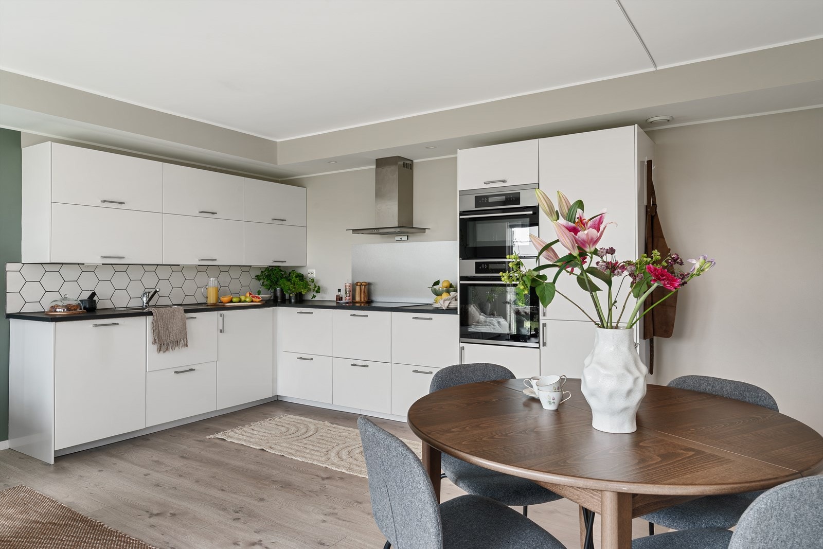 - Moderne og tidløs kjøkkeninnredning med glatte fronter og benkeplate av laminat - Galleribilde