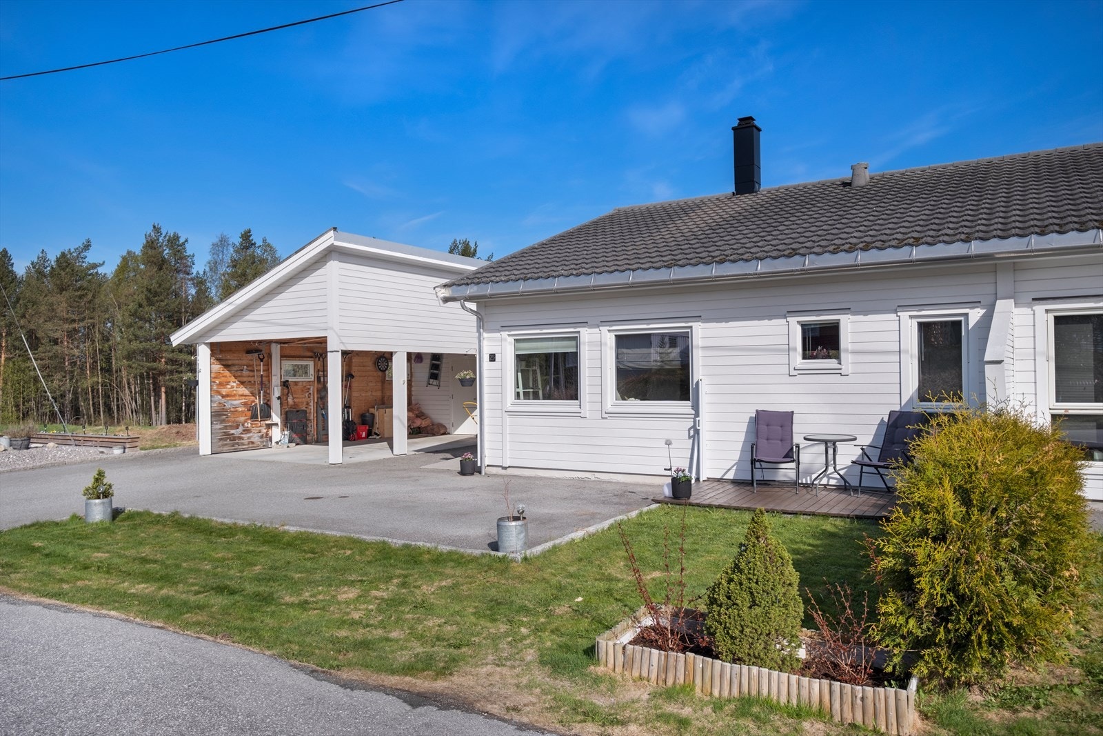 Det er etablert uteplasser og terrasser tilknyttet boligen, som gir gode oppholdsarealer. Galleribilde