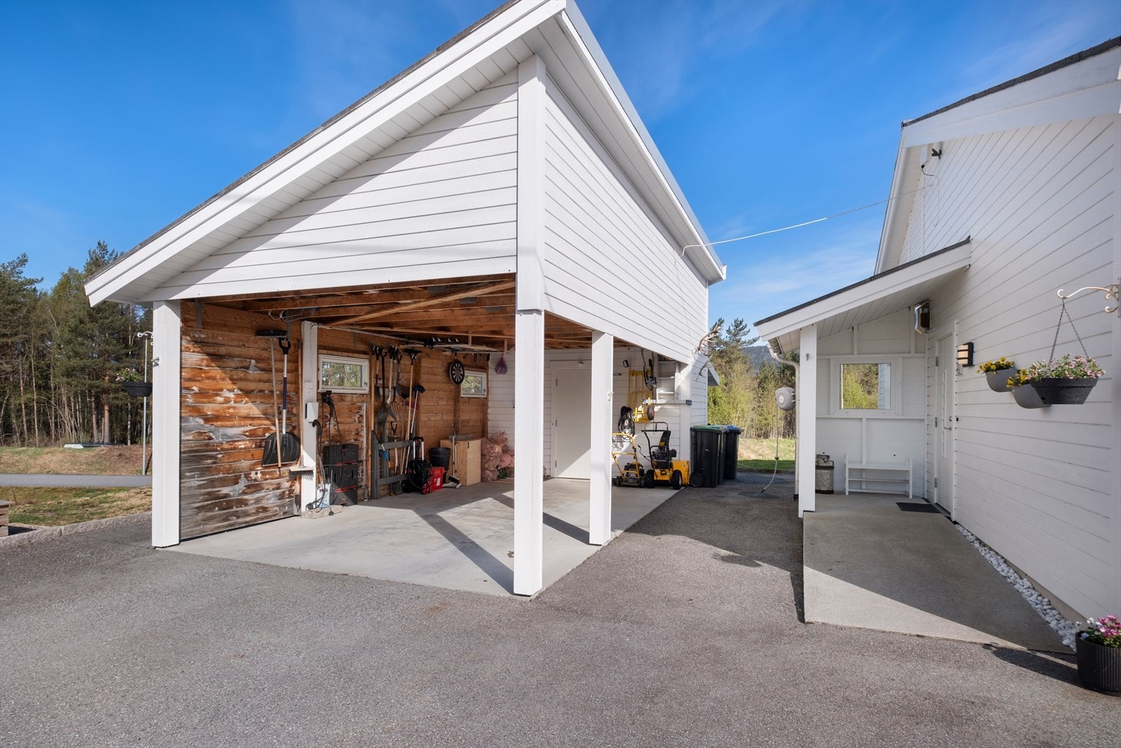 Den åpne carporten gir overdekket parkering og er tilrettelagt for enkel tilgang til boligen. Galleribilde