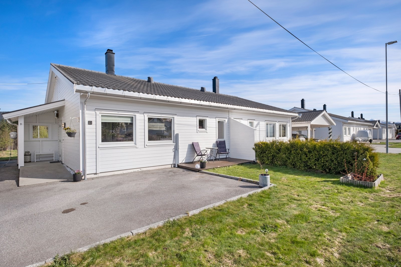 Boligen har en carport med tilhørende bod, som gir mulighet for både parkering og oppbevaring. Galleribilde