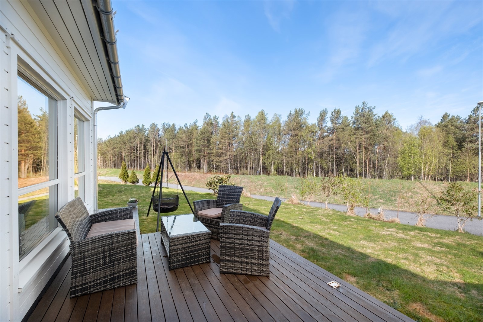 Terrassen gir utsikt mot skogsområder og er oppført med trebjelkelag og terrassebord. Galleribilde