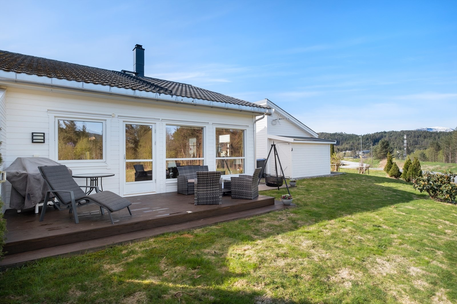 Boligen har en terrasse på nordsiden med et areal på ca. 21 m², ideell for avslapning. Galleribilde