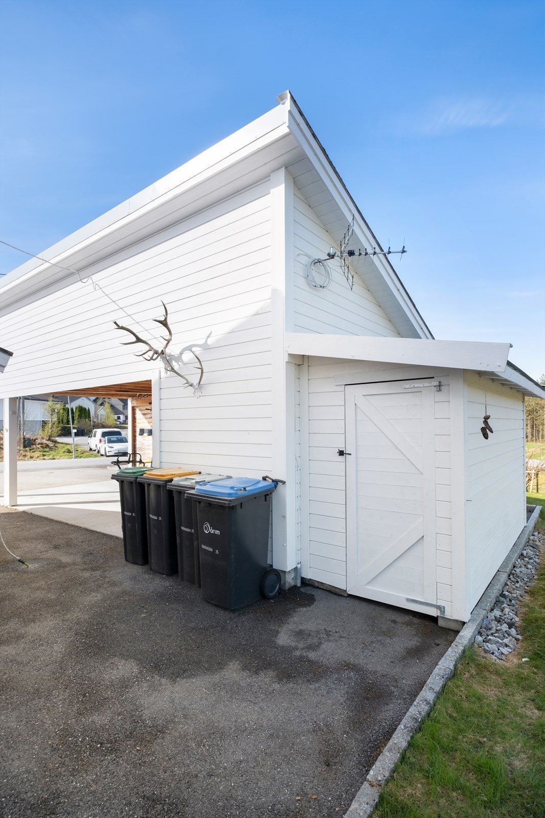 Carporten har en tilknyttet bod som gir ekstra lagringsplass, praktisk for oppbevaring. Galleribilde