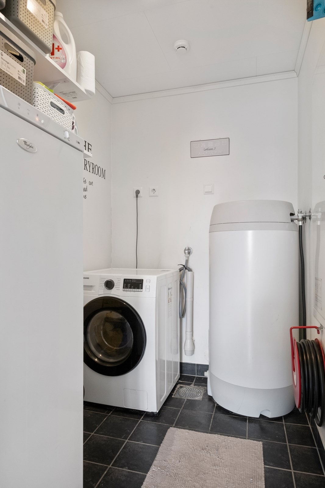 Varmtvannsbereder på 200 liter fra 2012 er plassert i boden. Galleribilde