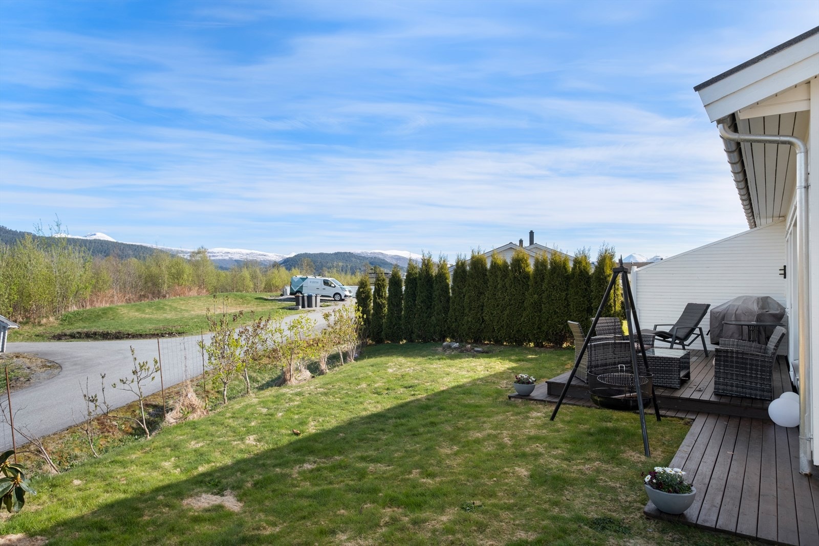 Boligen har terrassearealer på nord- og sørsiden, med god plass for utemøbler. Galleribilde