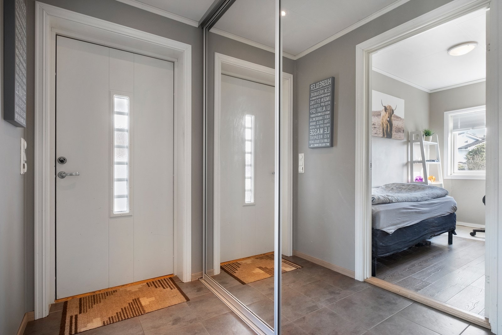 Skyvedørsgarderobe i entréen gir praktisk oppbevaringsplass. Galleribilde