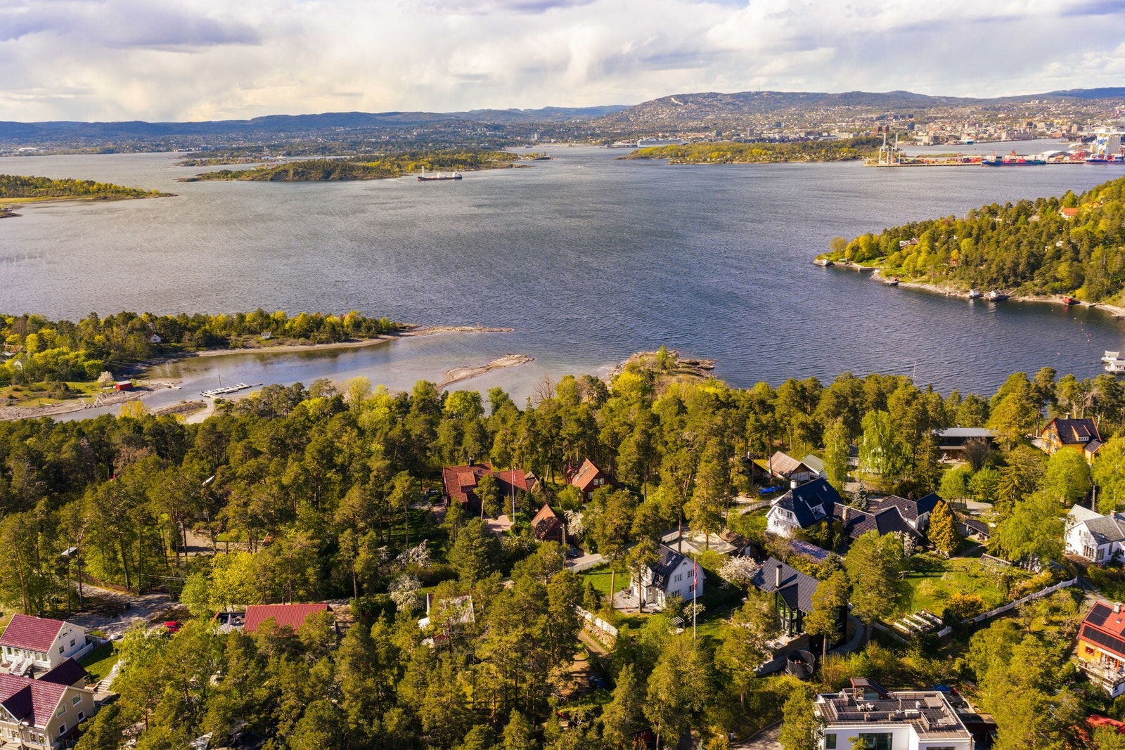 Velkommen til en eiendom som kombinerer utsikt, sjøliv, solforhold og klassisk villaidyll på beste måte. Galleribilde