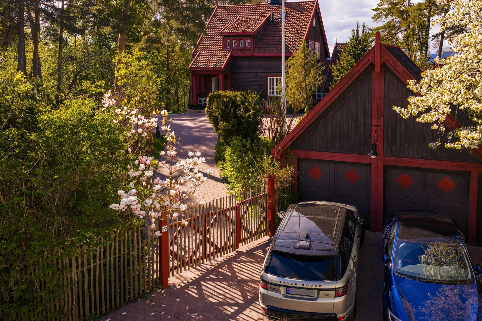 Dobbelgarasje. Det er montert lader for elbil. Galleribilde