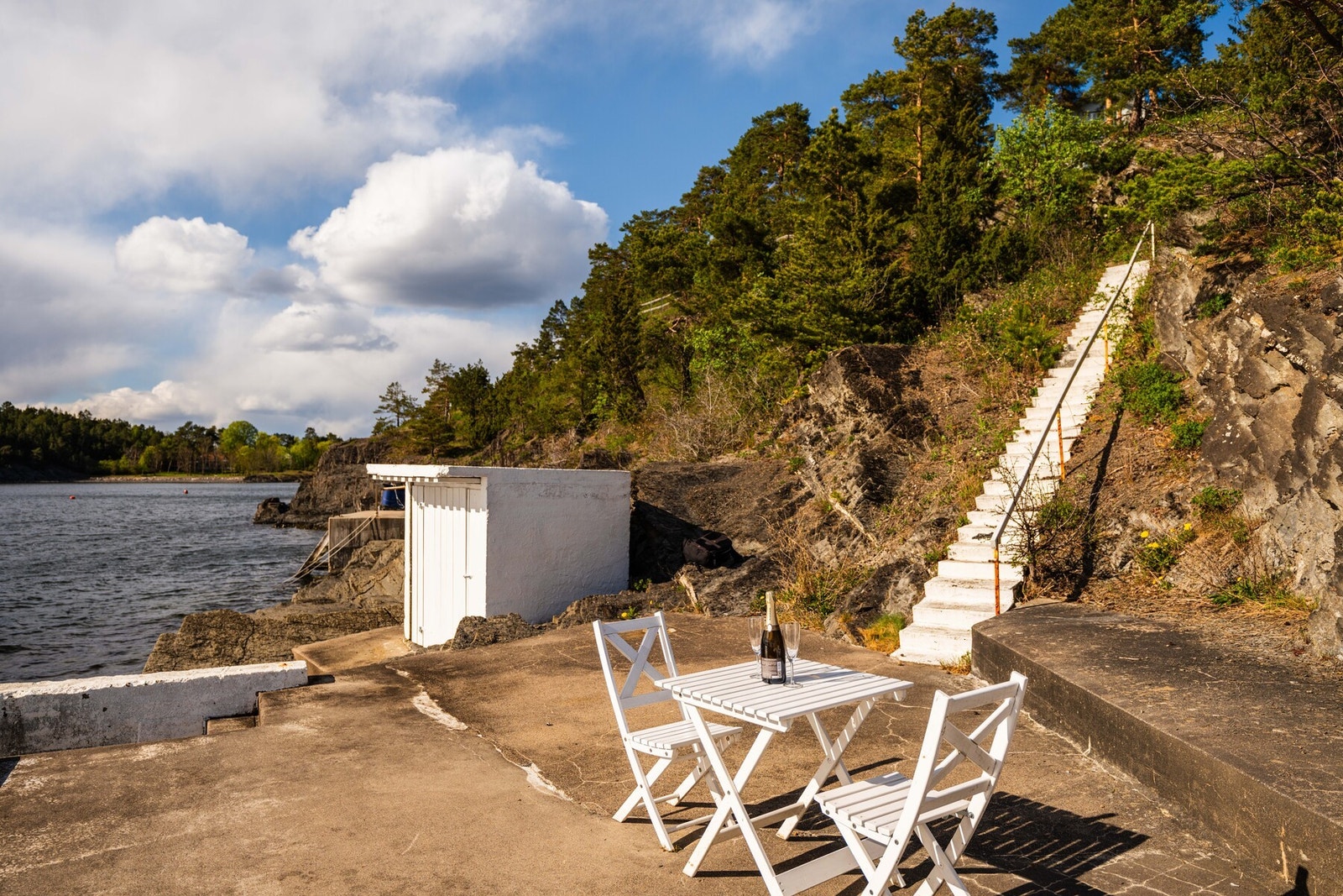 Privat brygge og båthus gir en unik nærhet til sjøen og det maritime livet på Malmøya. Galleribilde