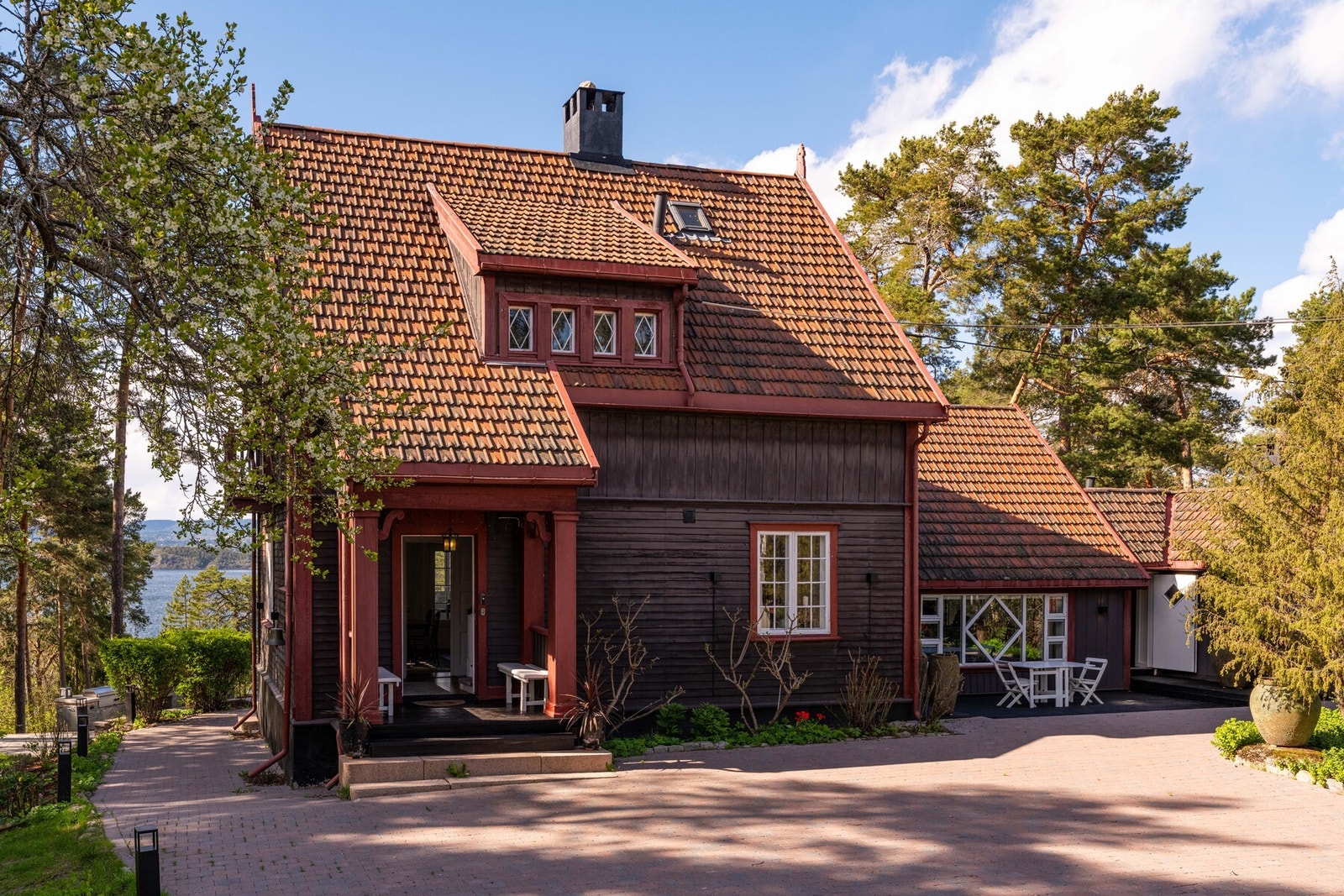 Klassisk og innholdsrik enebolig med herskapelig preg og gode planløsninger over flere plan. Galleribilde