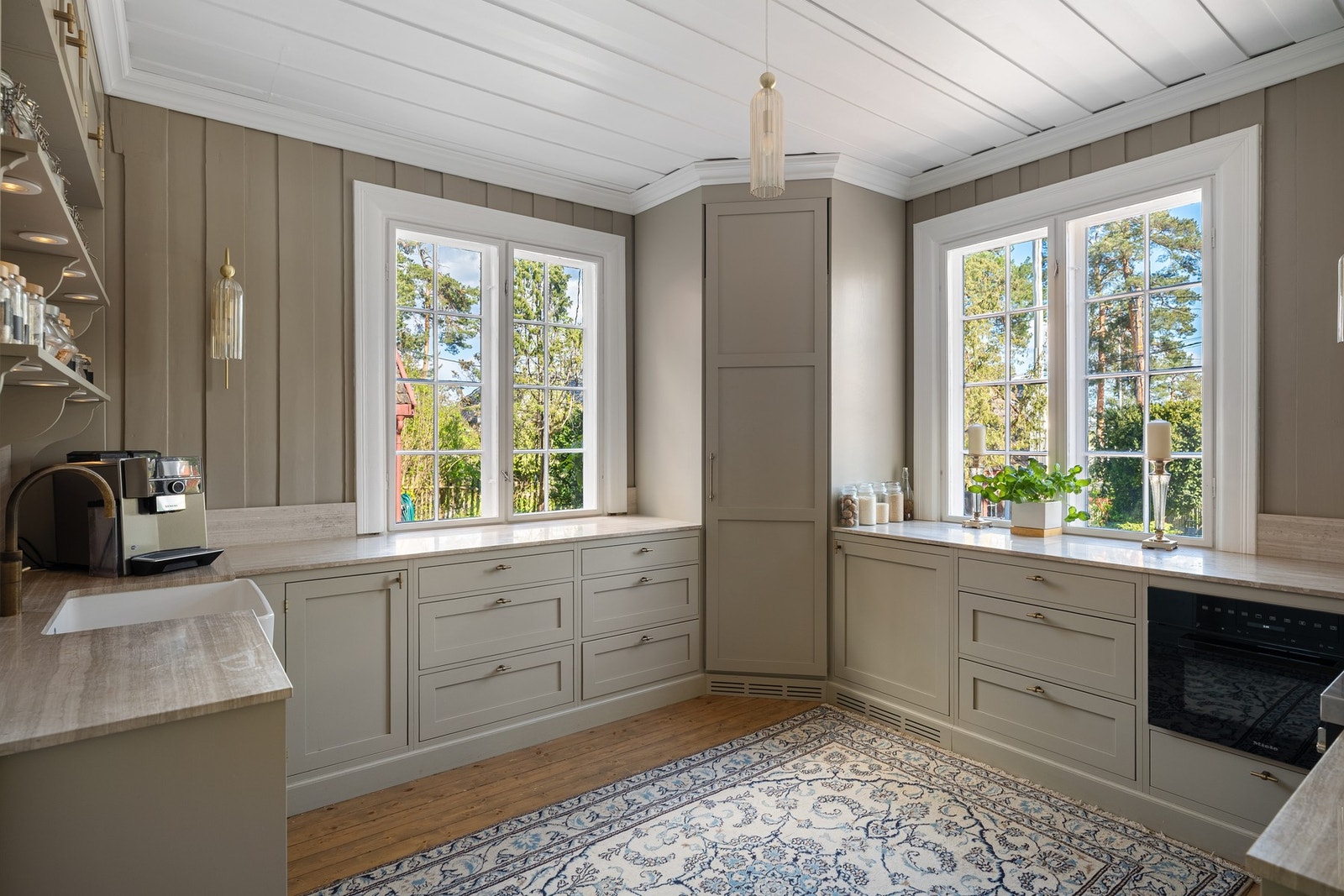 Eksklusivt spesialbygget kjøkken fra Strömsdal, tegnet av T Design Studio, med gjennomførte materialvalg og klassiske detaljer. Galleribilde