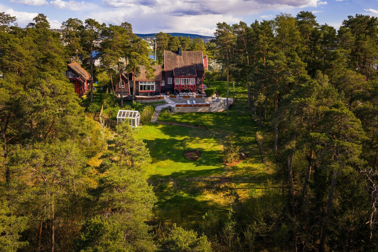 En sjelden villaeiendom på idylliske Malmøya med spektakulær utsikt over Oslofjorden. Galleribilde