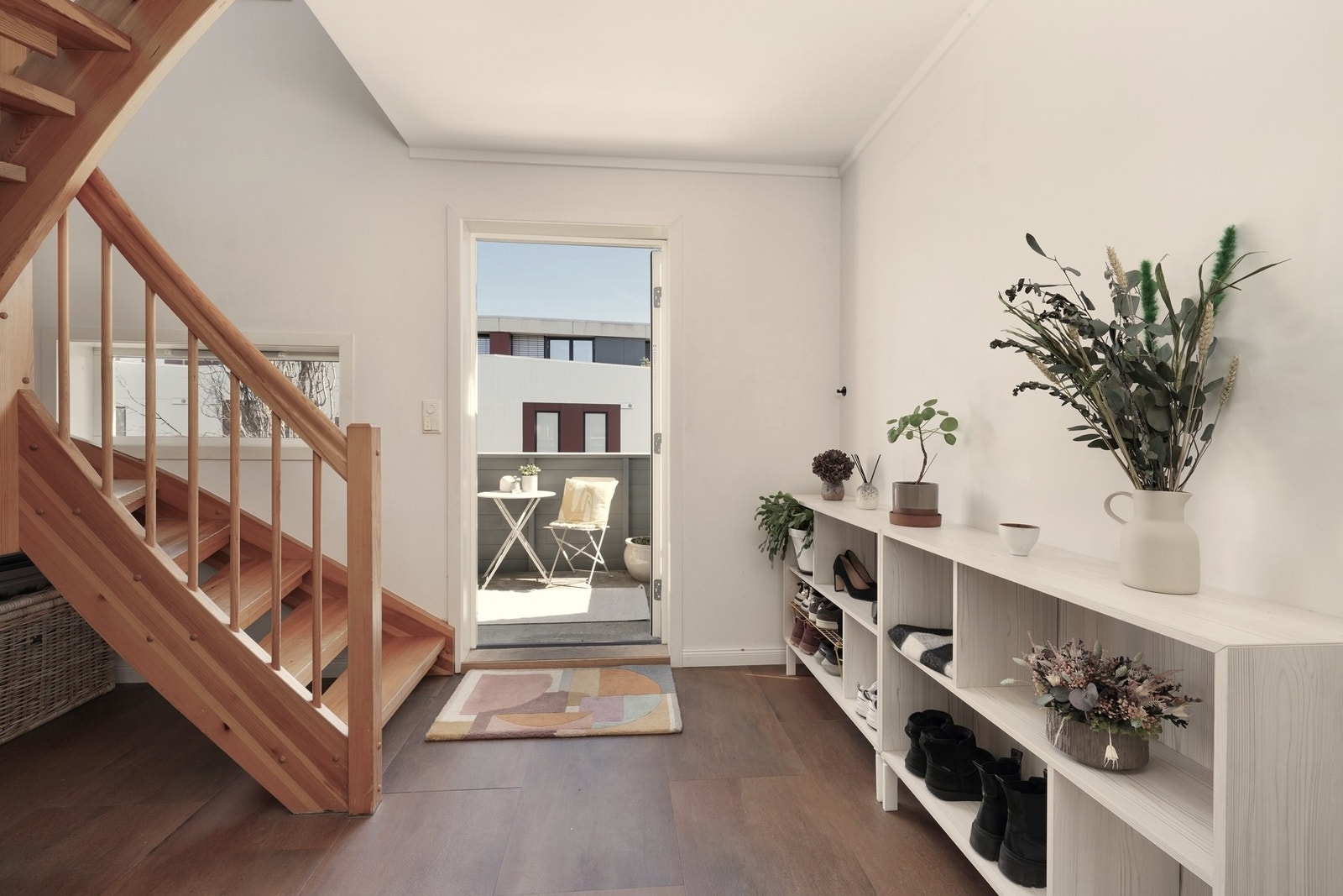 Lys og innbydende entré med god plass til å henge fra seg yttertøy og sko. Galleribilde
