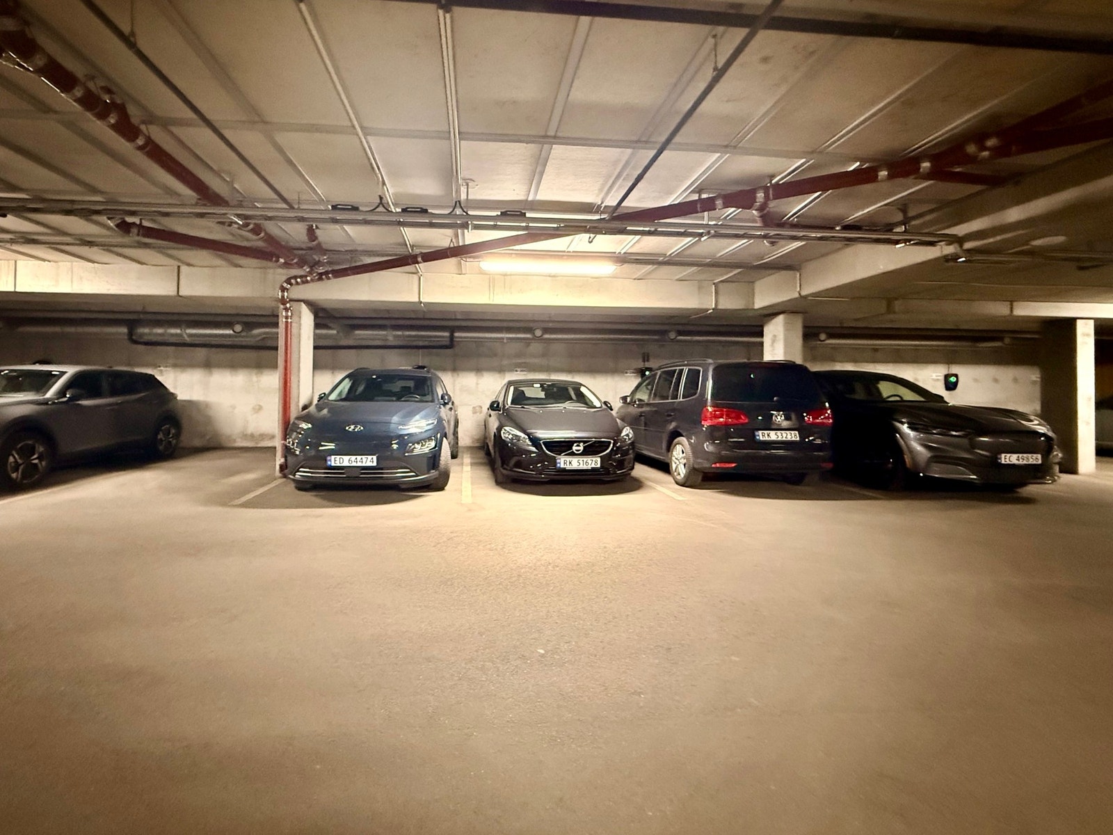 Parkeringsanlegg med fast parkeringsplass. Galleribilde