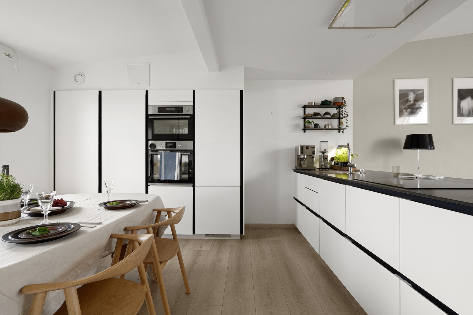 Eksklusivt kjøkken fra Kvik med integrerte hvitevarer og stilrent design. Galleribilde