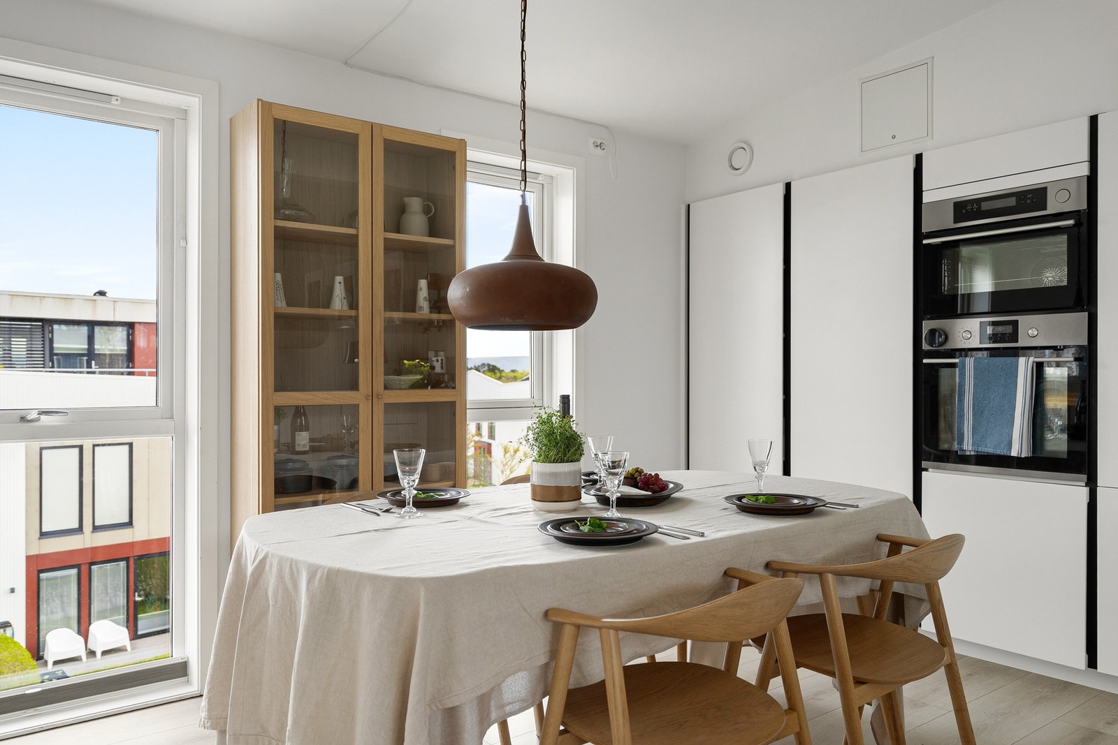 Rikelig med skap- og benkeplass gjør kjøkkenet perfekt for både hverdag og selskap. Galleribilde