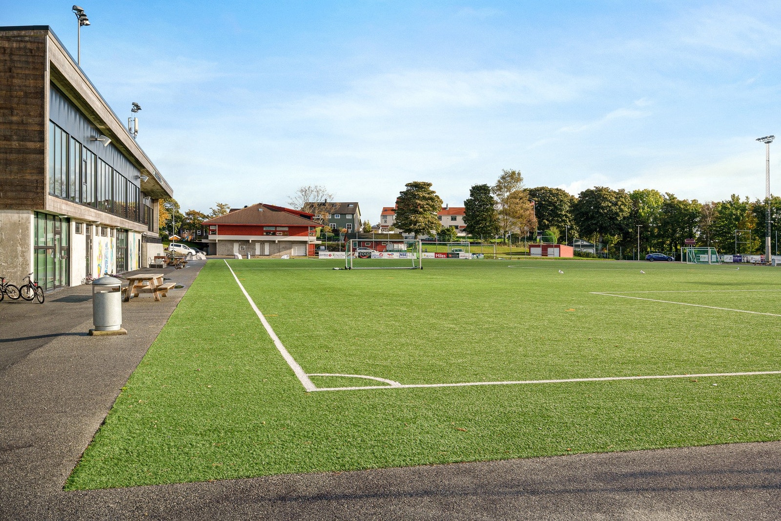 Kort vei til Brodd stadion, idrettshall og flotte aktivitetsområder for både store og små. Galleribilde