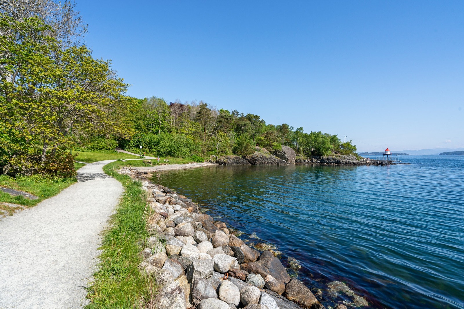 Nydelige turstier langs sjøen gir flotte naturopplevelser året rundt - perfekt for både joggeturer og rolige søndagsturer. Galleribilde