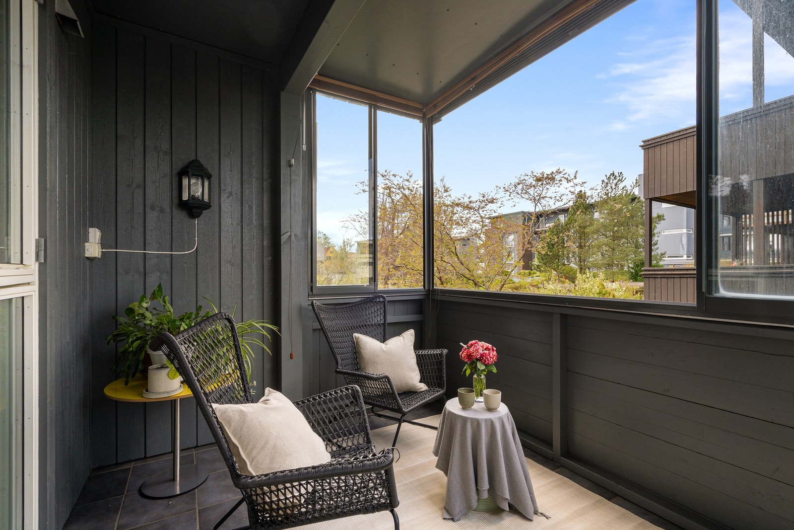 Den innglassede balkongen blir raskt en favorittplass - perfekt til både morgenkaffe og sene sommerkvelder. Galleribilde