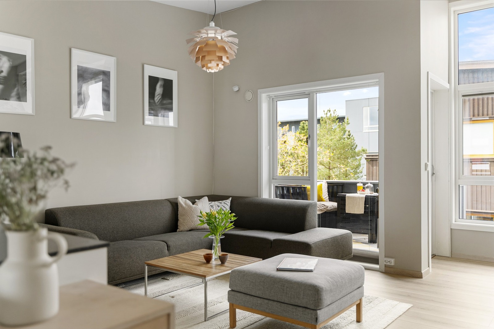 God plass til både store sofagrupper og hyggelige sammenkomster. Galleribilde