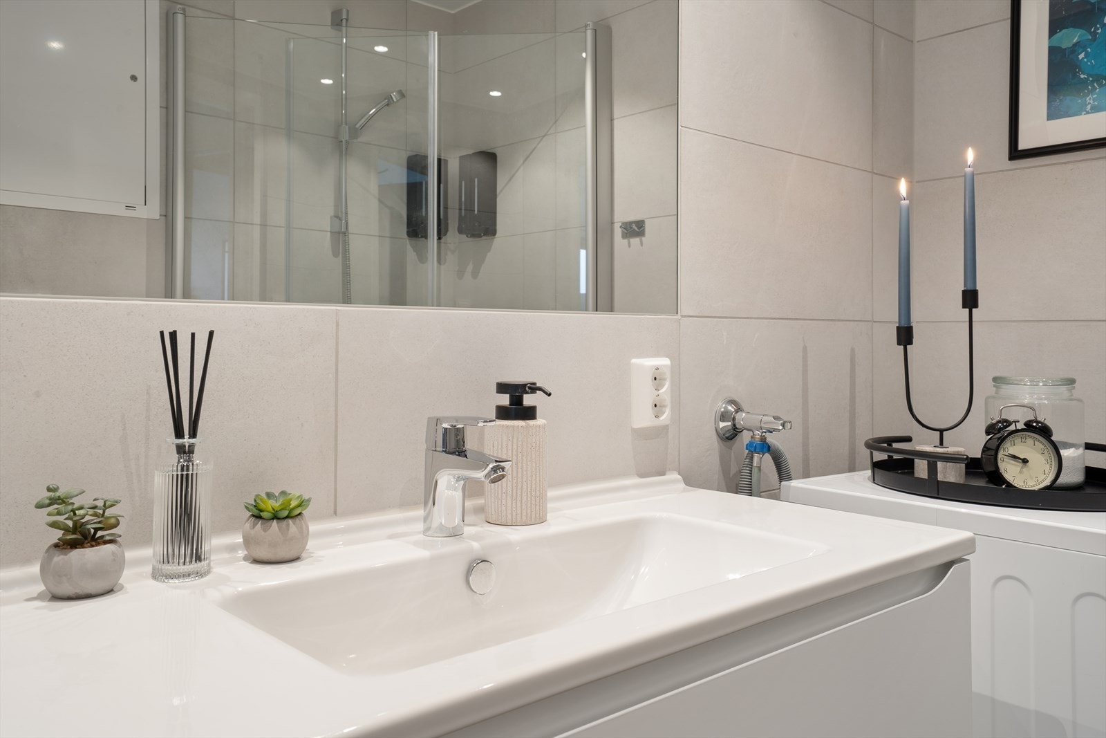 En flott detalj på badet er speilet som er integrert i veggen. Galleribilde