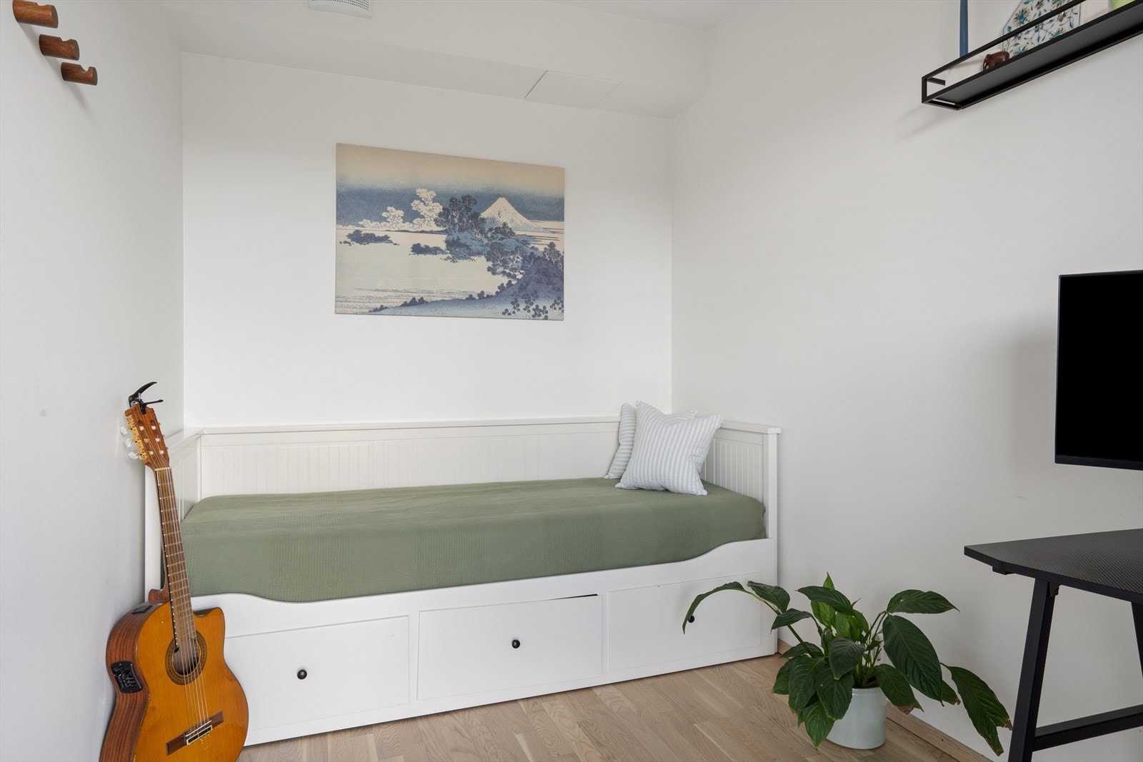 Alle rom i leiligheten har parkettgulv med unntak av badet som er flislagt. Galleribilde