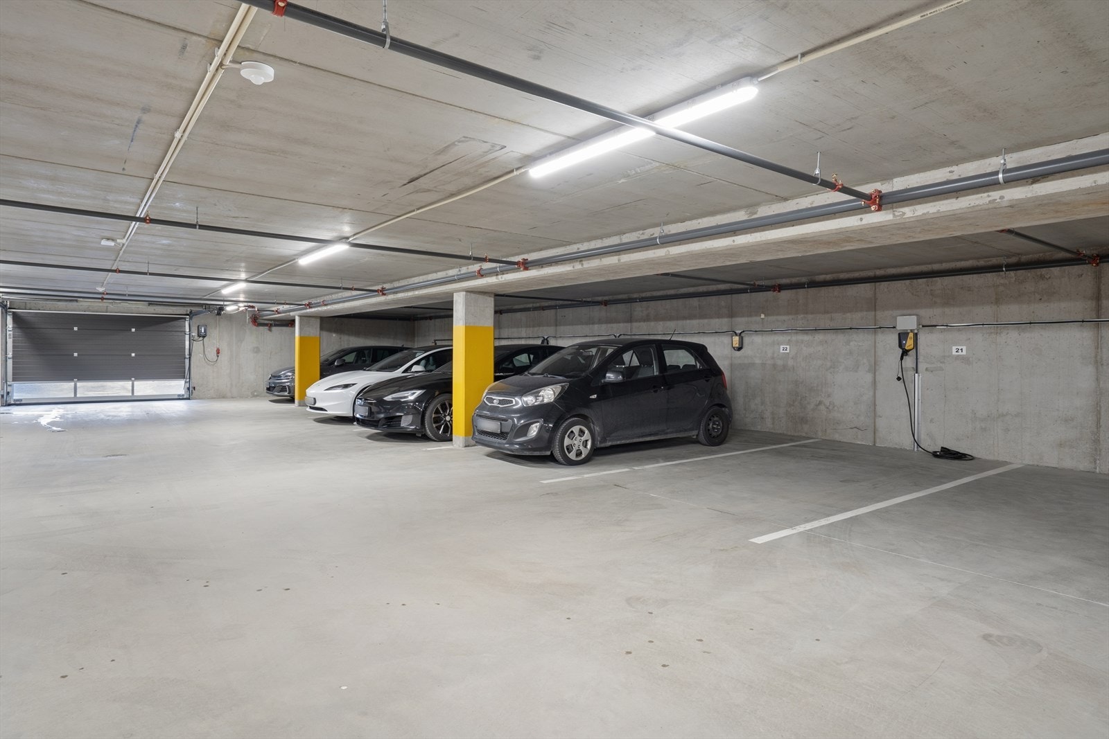Det er oppvarmet p-kjeller under bygget med enkel adkomst via heis. Denne leiligheten har egen plass med elbil-lader. Galleribilde
