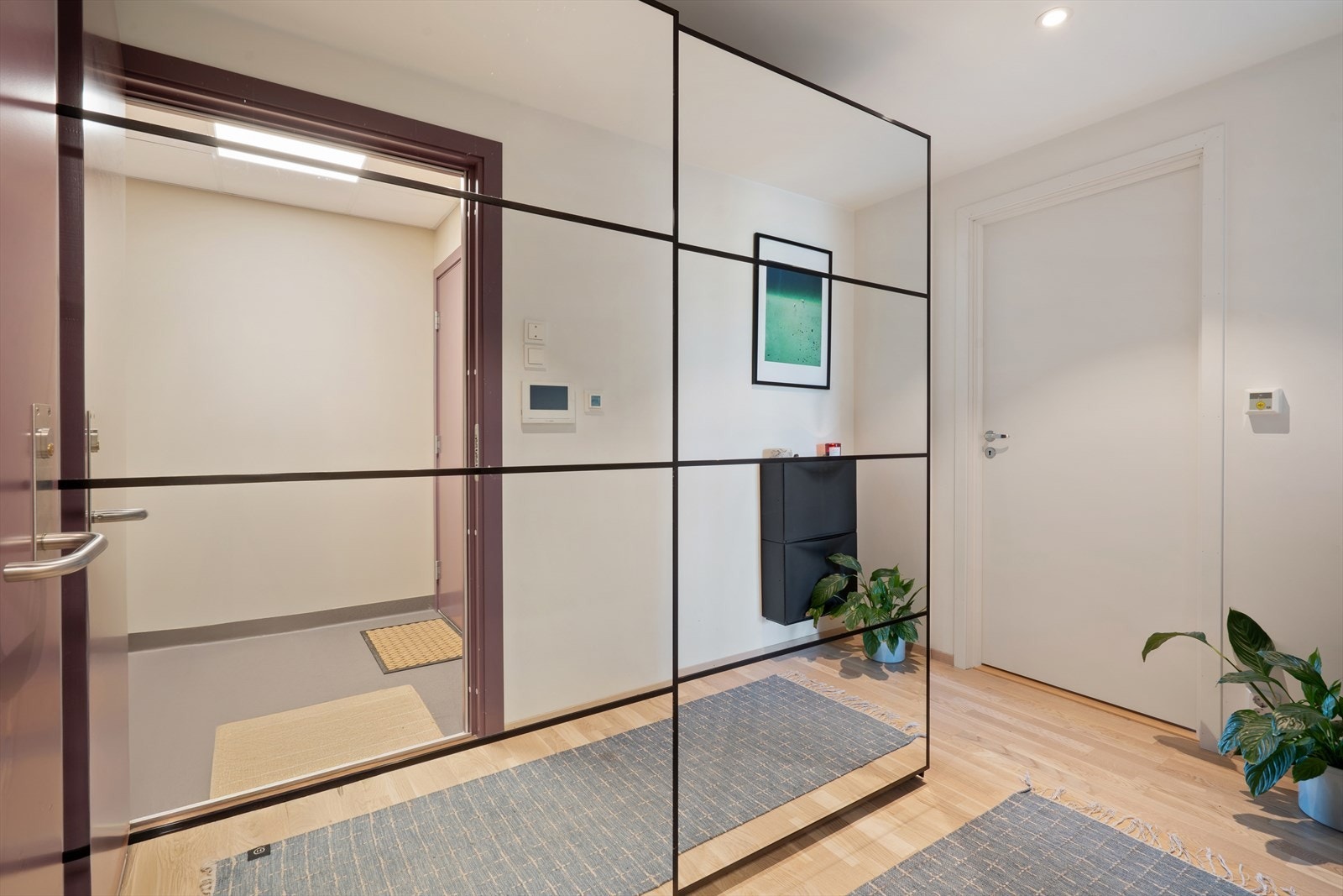 En stor skyvedørsgarderobe i gangen sikrer god plass til yttertøyet. Galleribilde