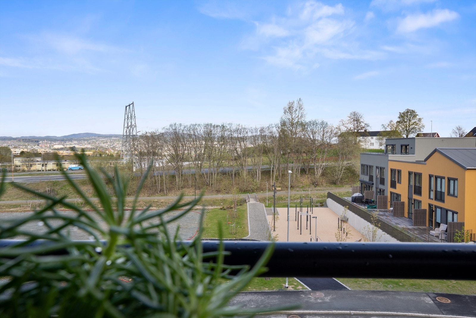 Vestvendt veranda med sol til langt på kveld. Galleribilde
