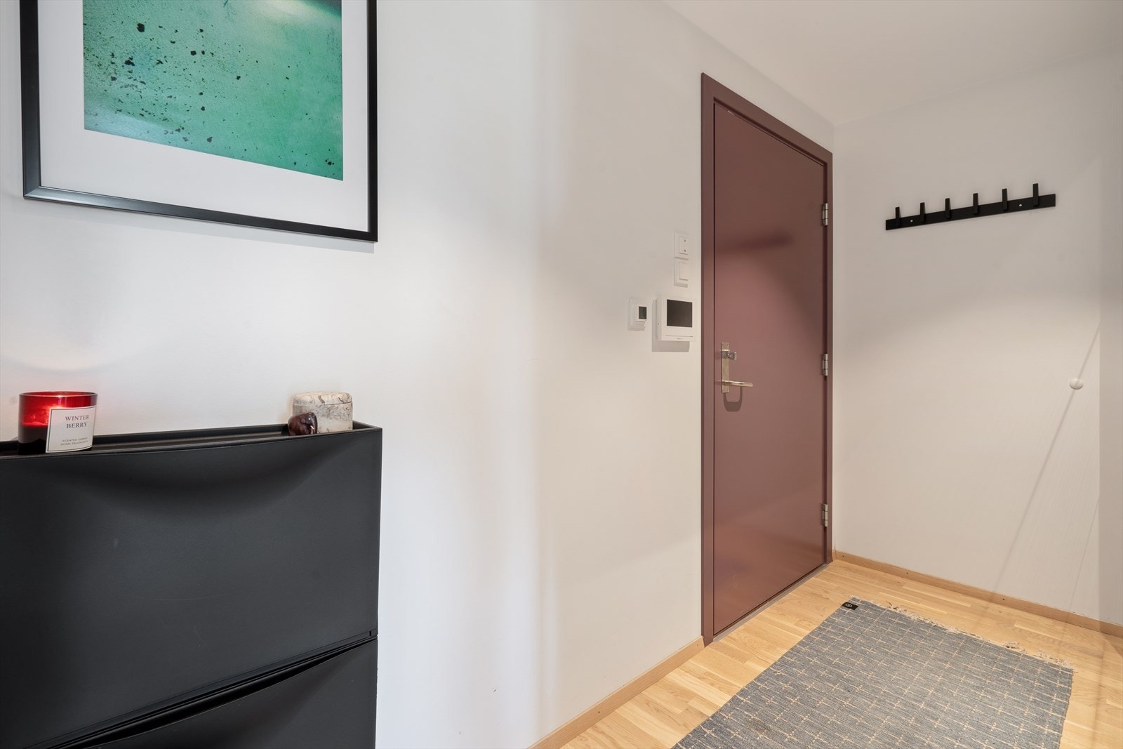 Det er vannbåren varme også i gangen. Det er også fjernåpning av inngangsdør med kamera slik at du ser hvem som kommer på besøk. Galleribilde