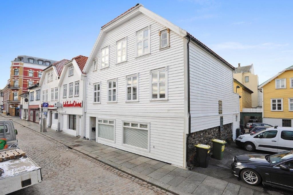 Fasade. Mulighet for parkering til høyre i bildet Galleribilde