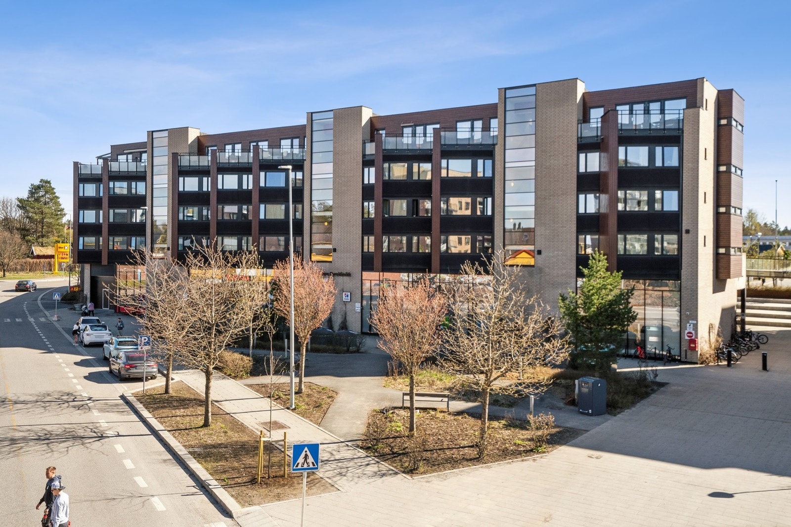 Leiligheten har en sentral og attraktiv beliggenhet med kort gangavstand til Jessheim Storsenter, togstasjon og sentrum med et bredt utvalg av butikker og servicetilbud. Galleribilde