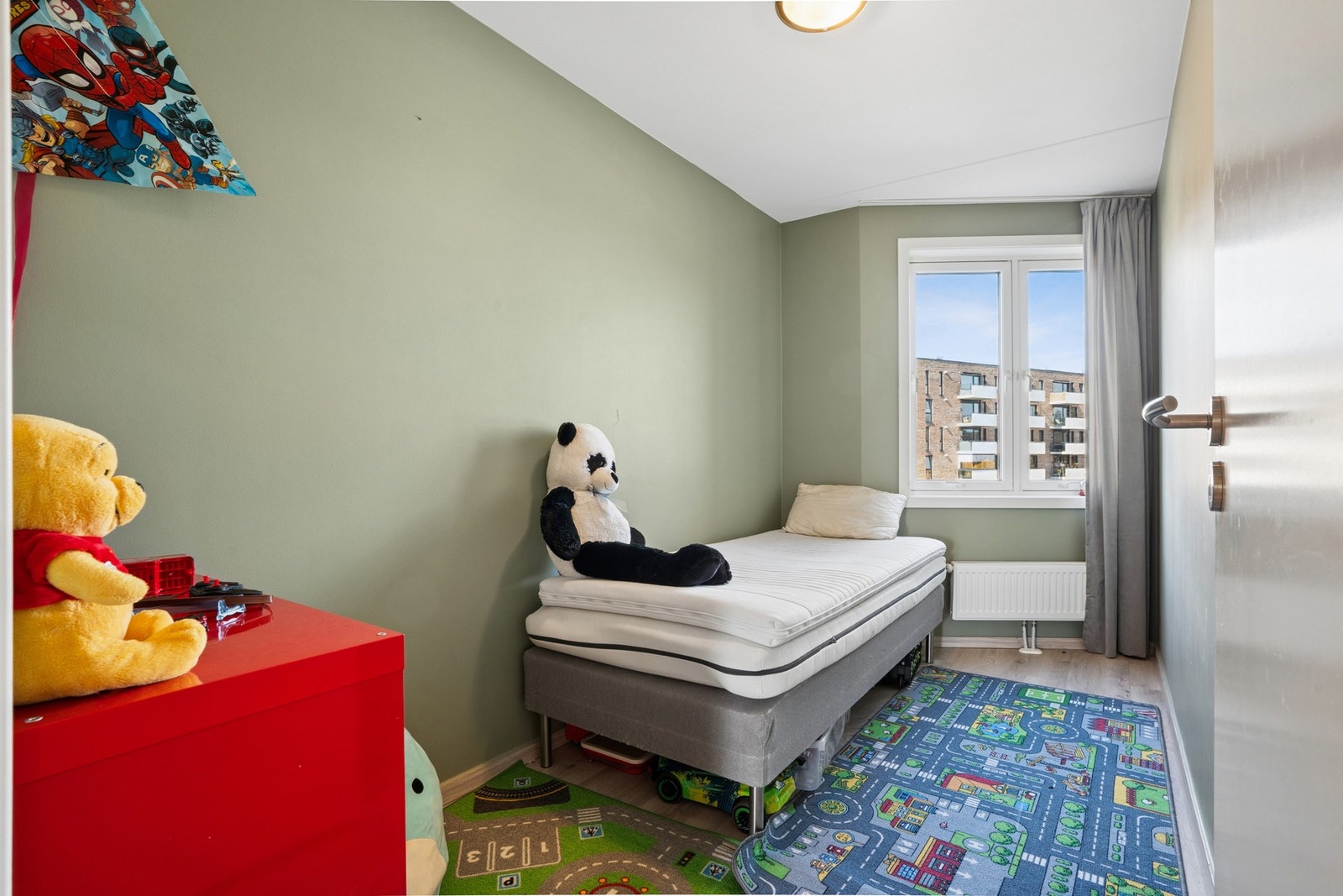 Soverom nr. 2 egner seg godt som barnerom, gjesterom eller kontor, med plass til seng og enkel møblering. Galleribilde