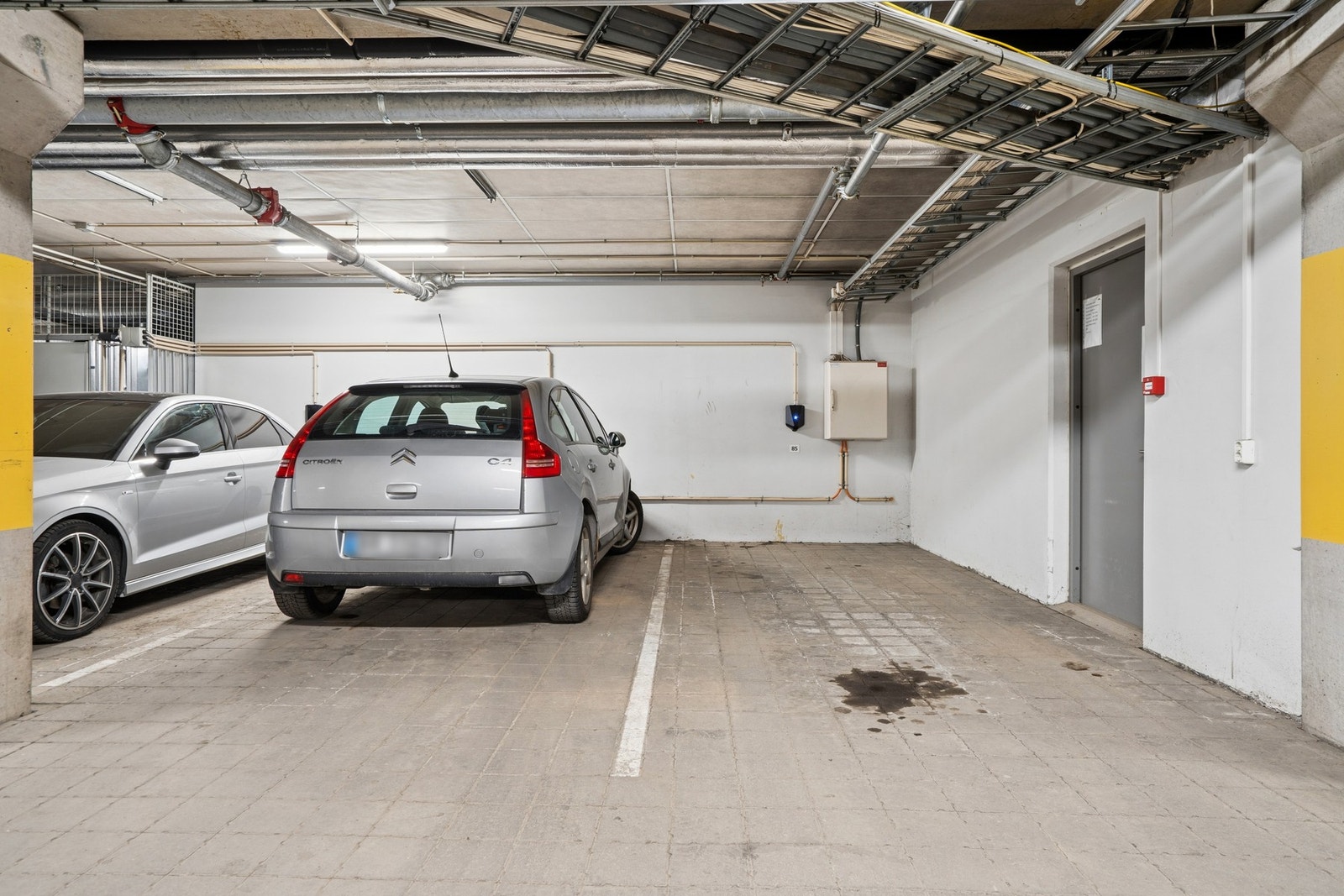 Leiligheten har parkeringsplass i fellesgarasje anlegg med EL-bil lader, samt kjellerbod. Galleribilde