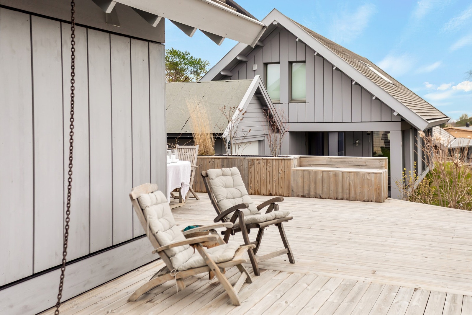 Hytta er også praktisk tilrettelagt med blant annet golfbil (kan kjøpes separat), som gjør det enkelt å ta seg rundt i området og ned til Beach Club og båthavn. Galleribilde