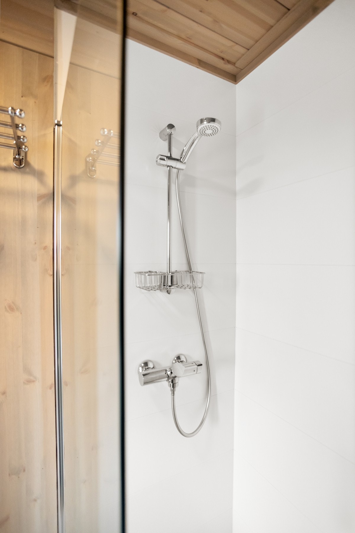 Det ene badet ligger i tilknytning til gangen og er utstyrt med nedfelt servant, veggmontert toalett og dusjvegger. Galleribilde