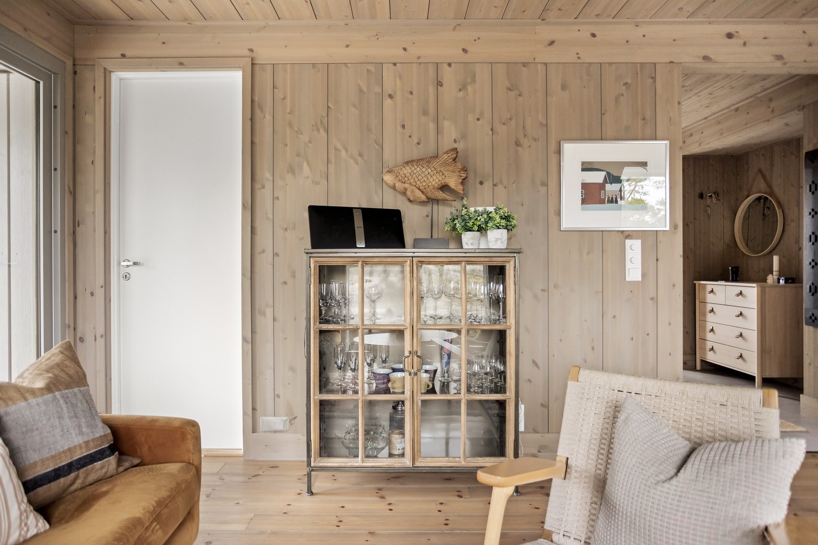 Gulvet er belagt med heltre eikegulv på laminat, mens veggene har beiset furu-panel som gir et lunt preg. Galleribilde